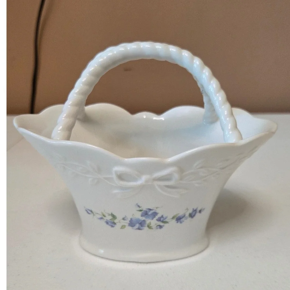 Mikasa Floral Vine RL051 White Porcelain Scalloped Basket Blue Flowers Bow